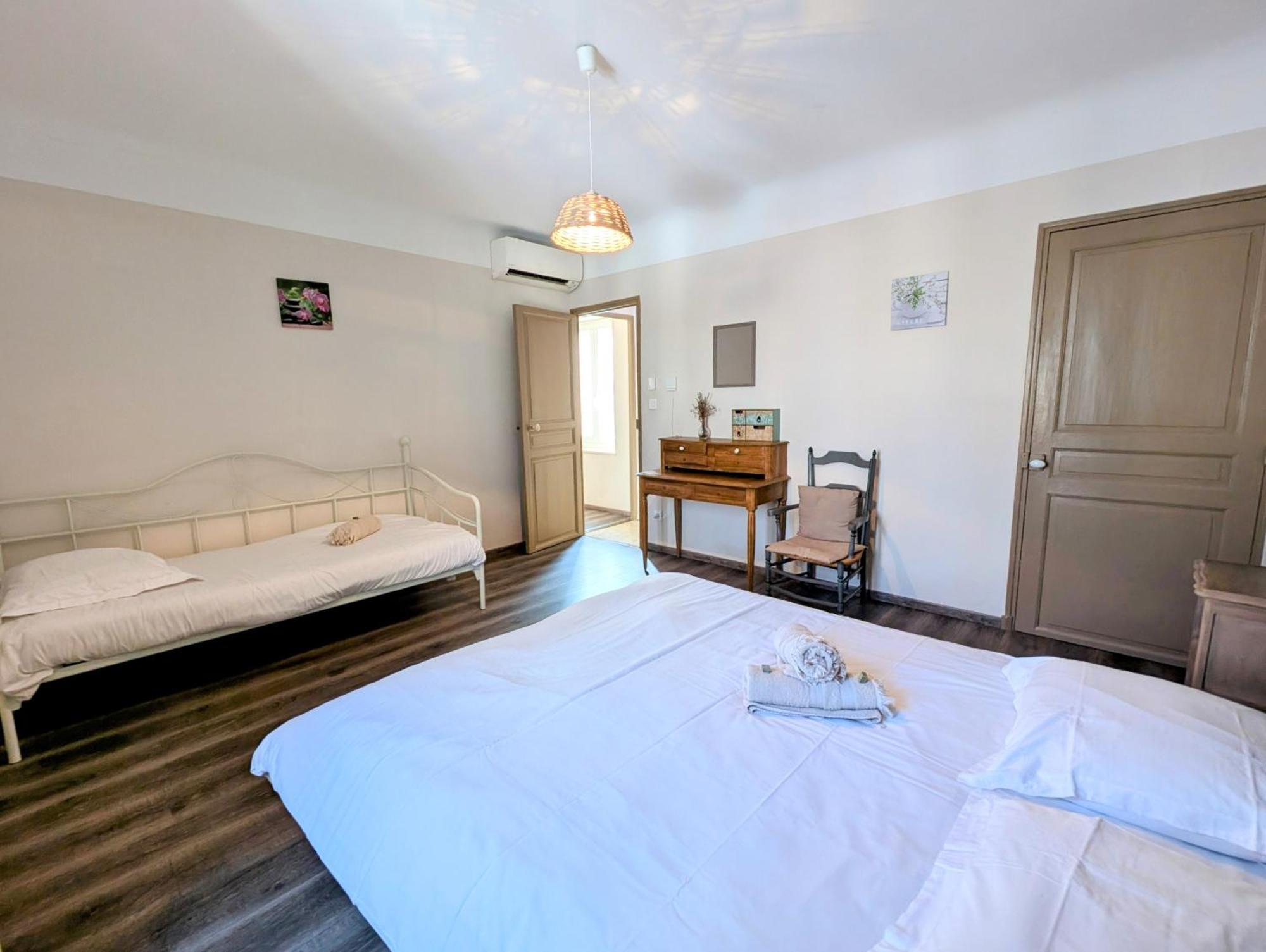Felibrige - Clim - Cour Villa Arles Dış mekan fotoğraf